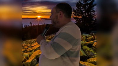 Florian Fraaß vor dem Abschlussbild seines Vortrages. (Bild: Wolfgang Doleschal)