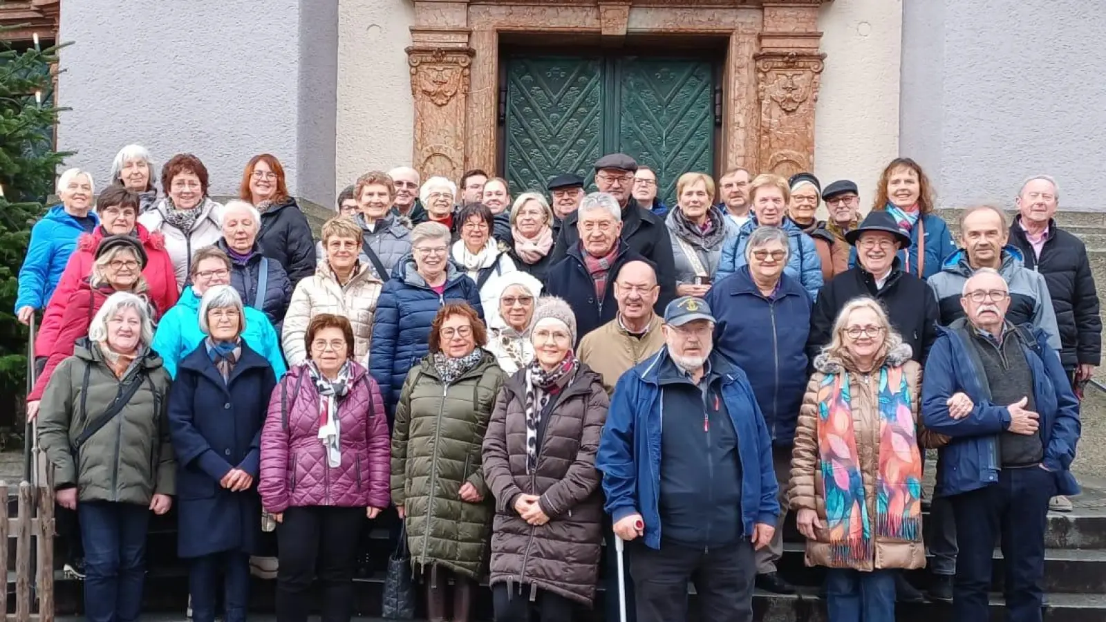 Die Reisegruppe der CSU Senioren-Union vor der Sankt Anna-Basilika Altötting. (Bild: Siegfried Bock)