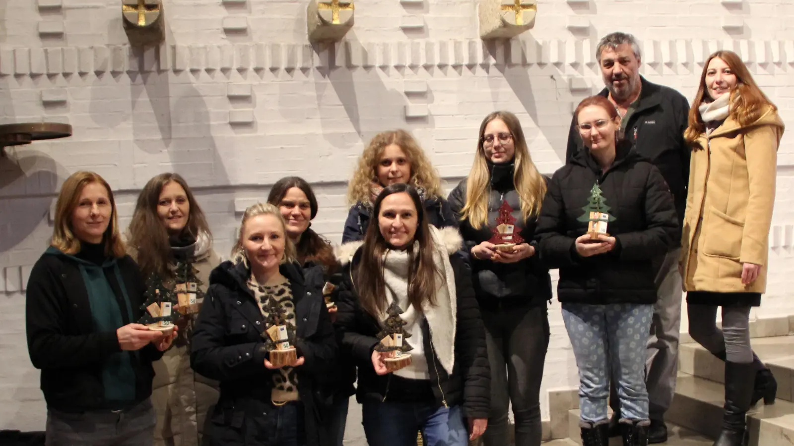 Hanna Kirsch und Josef Schreglmann (von rechts) betonten bei der Übergabe, wie wichtig ihnen die enge Zusammenarbeit zwischen Eltern, Förderverein und Einrichtung sei. Gerade in der Vorweihnachtszeit solle damit ein Zeichen der Gemeinschaft und Wertschätzung gesetzt werden. Die Leitung des Kinderhauses bedankte sich herzlich für die Spende und das kontinuierliche Engagement zum Wohle der Kinder. (Bild: Petra Lettner)