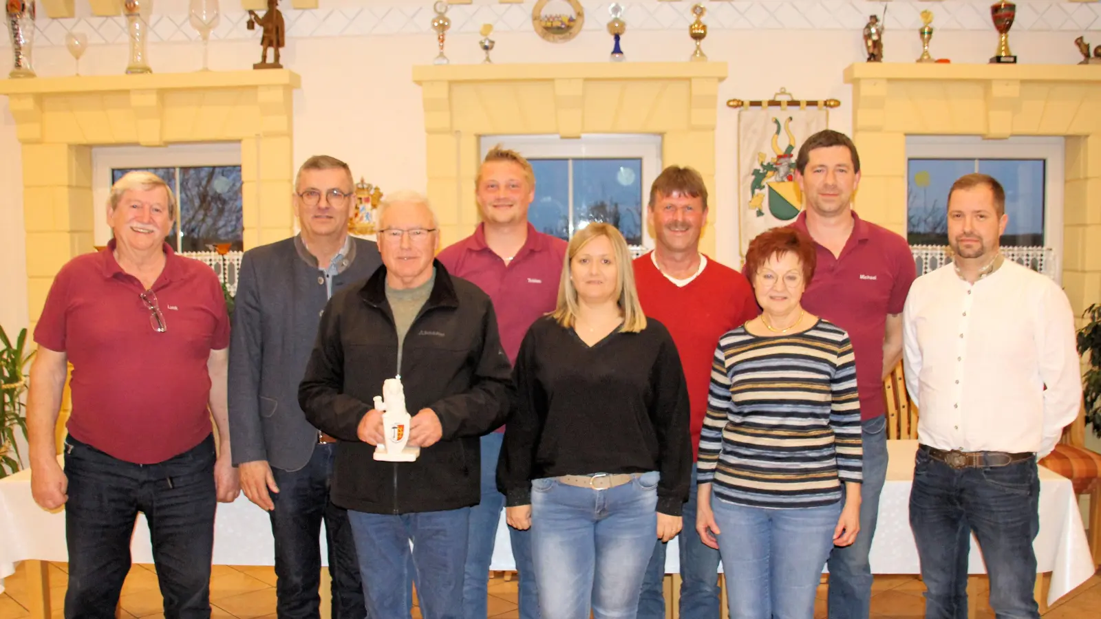 v.l.n.r. Ludwig Spies, Bürgermeister Peter Braun, Georg Koller, Tobias Respondek, Sabrina Fritz, Bernhard Graf, Rosi Koller, Vorsitzender Michael Spies, Benjamin Fritz. (Bild: Johann Bauer)