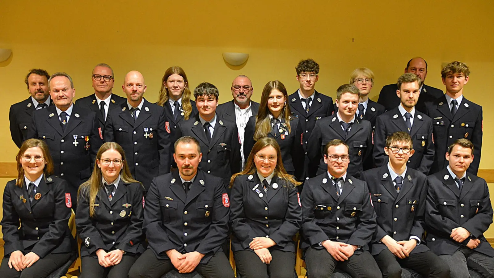 Viele Mitglieder wurden für ihre erfolgreiche Teilnahmen an Prüfungen und Lehrgängen geehrt. Dazu gratulierten: Stehend von li. Kommandant Christian Lenk, Vorstand Berthold Maier, Kreisbrandrat Christof Strobl, 2. von re. Jugendleiter und 2. Kommandant Klaus Schlosser und sitzend li. 2. Vorsitzende Selina Dorner.  (Bild: Fritz Dietl)