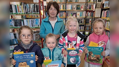 Buch und Lesegutschein. (Bild: Gisela Kuhbandner)