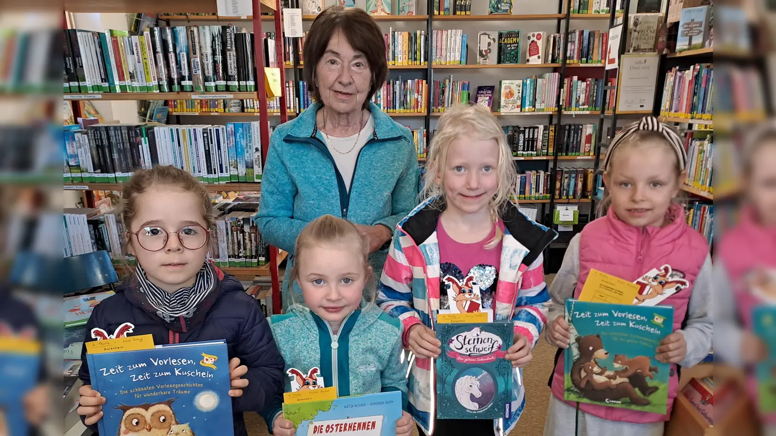 Buch und Lesegutschein. (Bild: Gisela Kuhbandner)