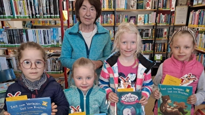 Buch und Lesegutschein. (Bild: Gisela Kuhbandner)