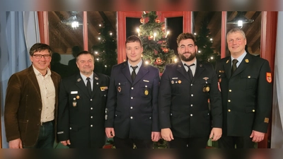 Erster Kommandant Alexander Müller und zweiter Kommandant Nikolai Riedl (Mitte und zweiter von rechts) stehen an der Spitze der Aktiven der Feuerwehr Stadlern. Ihnen gratulierten Bürgermeister Gerald Reiter (links), scheidender Kommandant Peter Reier (zweiter von links) sowie Kreisbrandinspektor Chrisitan Weinfurtner (rechts) (Bild: Florian Scherbl)