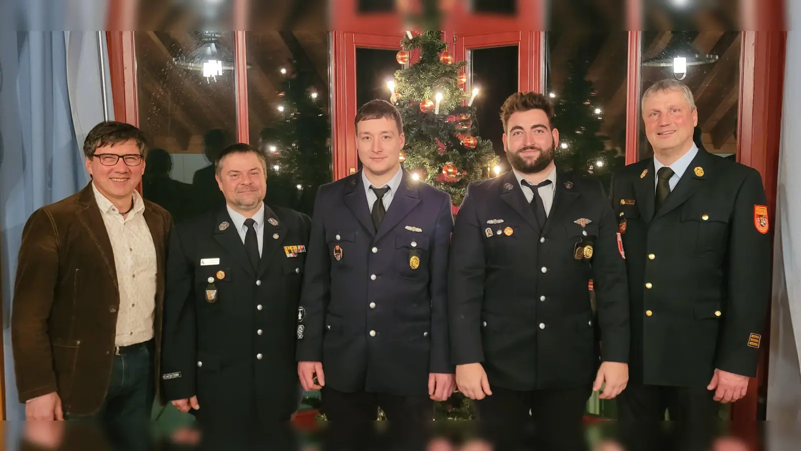 Erster Kommandant Alexander Müller und zweiter Kommandant Nikolai Riedl (Mitte und zweiter von rechts) stehen an der Spitze der Aktiven der Feuerwehr Stadlern. Ihnen gratulierten Bürgermeister Gerald Reiter (links), scheidender Kommandant Peter Reier (zweiter von links) sowie Kreisbrandinspektor Chrisitan Weinfurtner (rechts) (Bild: Florian Scherbl)