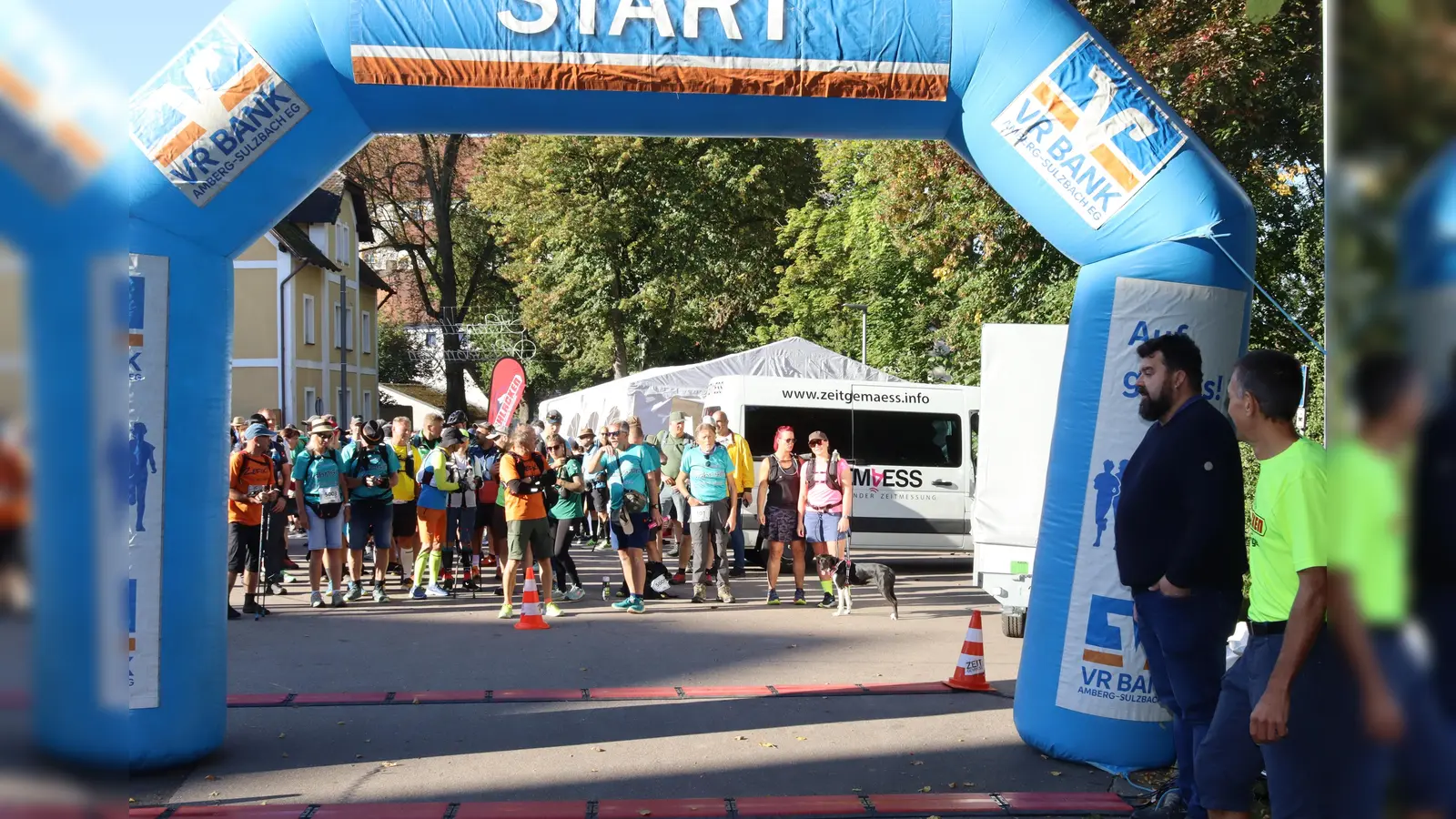 Bürgermeisuter Stfan Frank und Schlackenvorstand Christian Koch schicken die Mutigen auf die Strecke. Wer wird nach 24 Stunden den Zielbogen erreichen? (Archivbild: mfh)