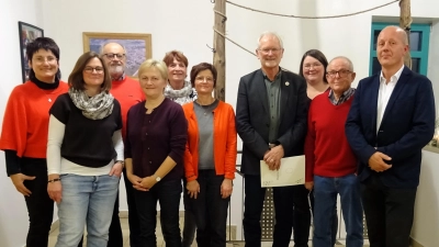 Das Vorstandsteam mit den Geburtstagsjubilaren des Jahres und Eduard Eckl (m. Urkunde)  (Bild: Markus Hubmann)
