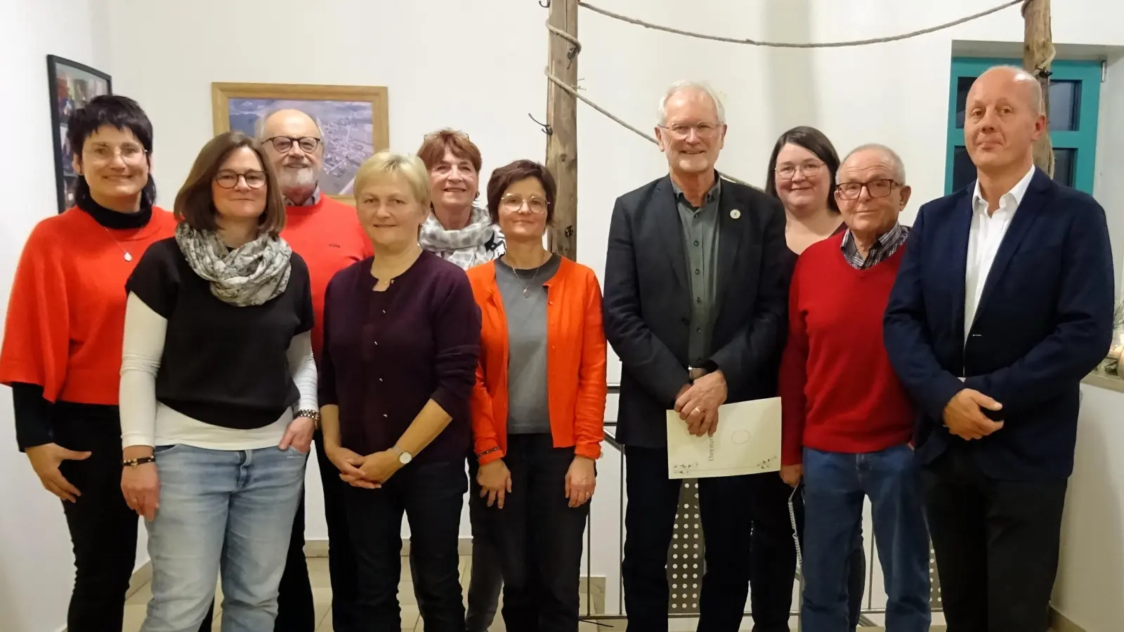 Das Vorstandsteam mit den Geburtstagsjubilaren des Jahres und Eduard Eckl (m. Urkunde)  (Bild: Markus Hubmann)