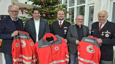 Neue Einsatzkleidung für Nachwuchssanitäter. V.l.n.re.: Dr. Franz Wach, Sandro Galitzdörfer, Sebastian Seibert, Dr. Elmar Baumer, Gerd Kincl (Bild: Elmar Baumer)