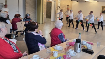 Die Tanzgruppe der DJK brachten mit dem Staubwedeltanz Schwung in den Nachmittag (Bild: Elisabeth Eiszrich)