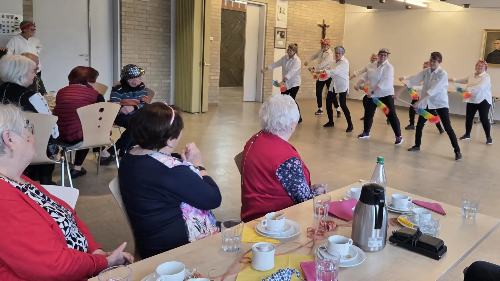 Die Tanzgruppe der DJK brachten mit dem Staubwedeltanz Schwung in den Nachmittag (Bild: Elisabeth Eiszrich)