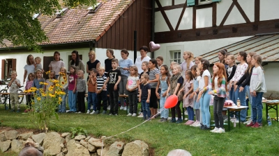 Die Ilsenbacher Dorfspatzen um Steffi Treml (Bild: Martin Thoma)