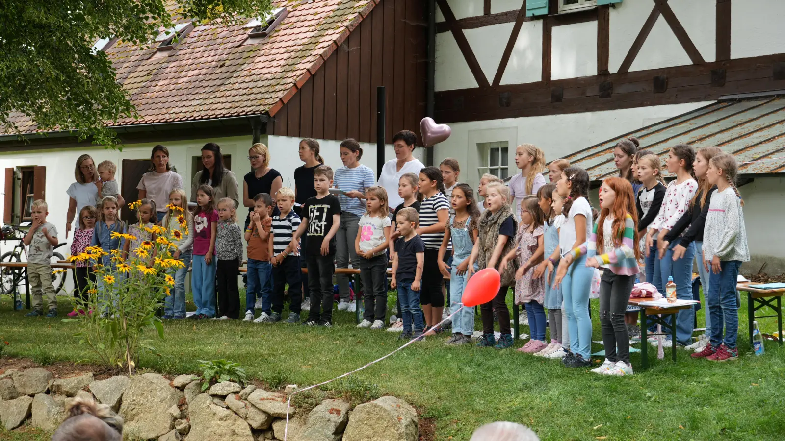 Die Ilsenbacher Dorfspatzen um Steffi Treml (Bild: Martin Thoma)