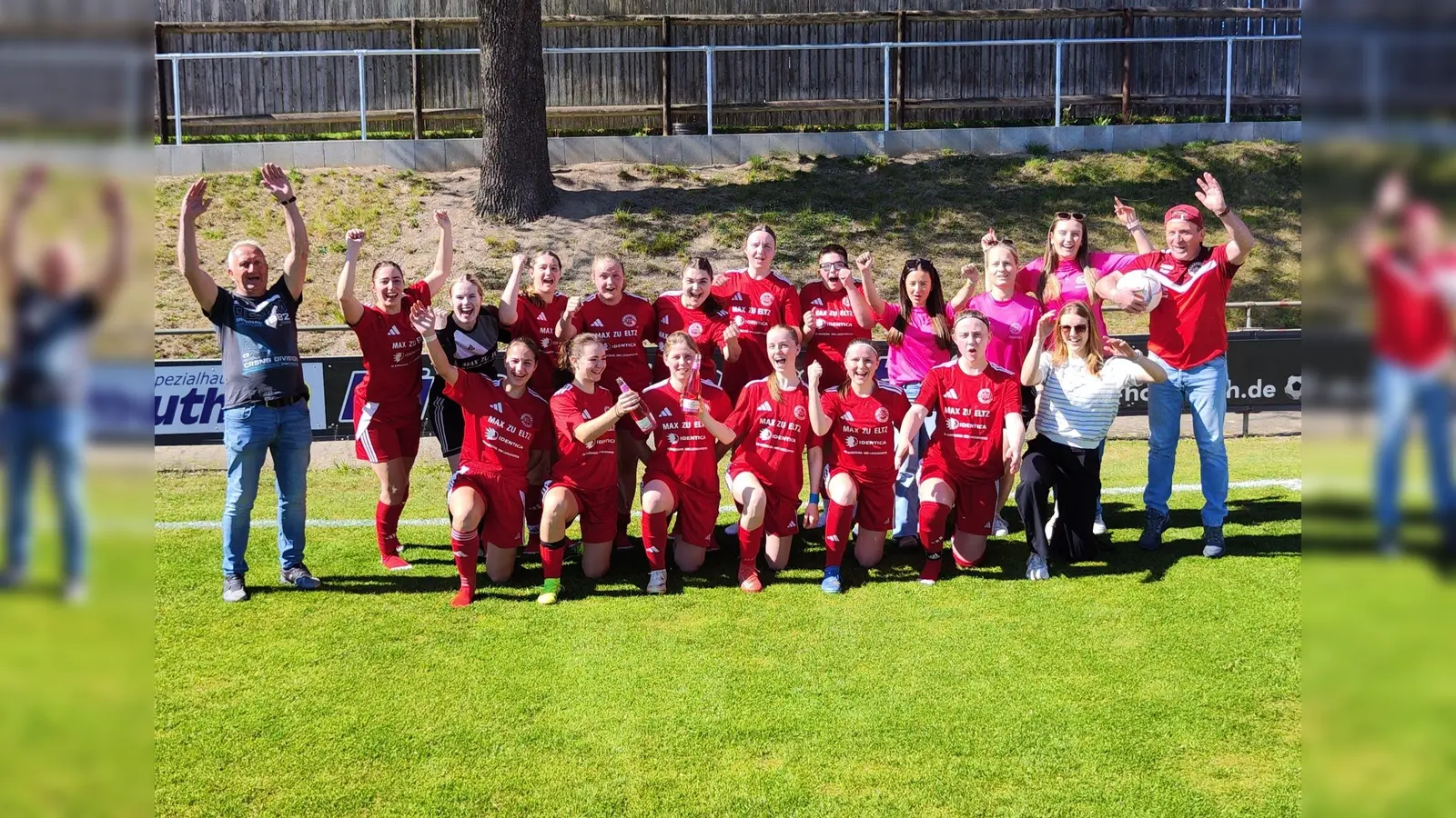 Die Spielerinnen bejubelten zusammen mit den Trainern Georg Winkler (links) und Josef Preitschaft (rechts) den Pokalerfolg (Bild: Christian Gebert)
