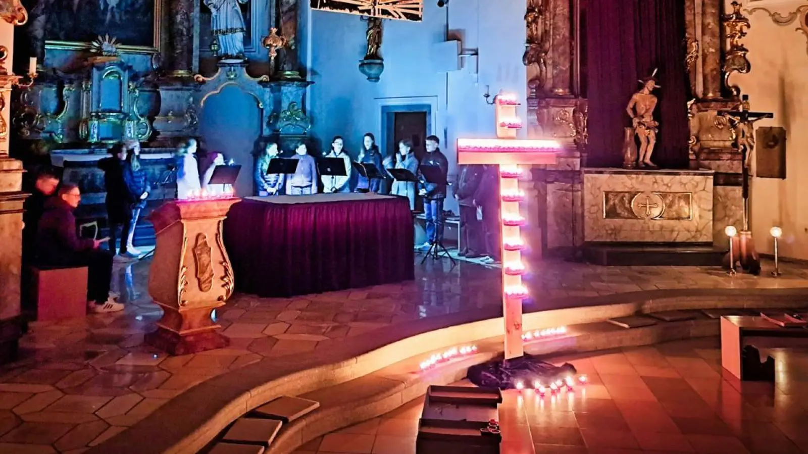 Die Katholische Jugend und der Jugendchor Pusteblume gestalteten die Kreuzmeditation am Karfreitag und luden dazu ein, Gedanken und Sorgen am Kreuz abzulegen. (Bild: Martin Uschold)