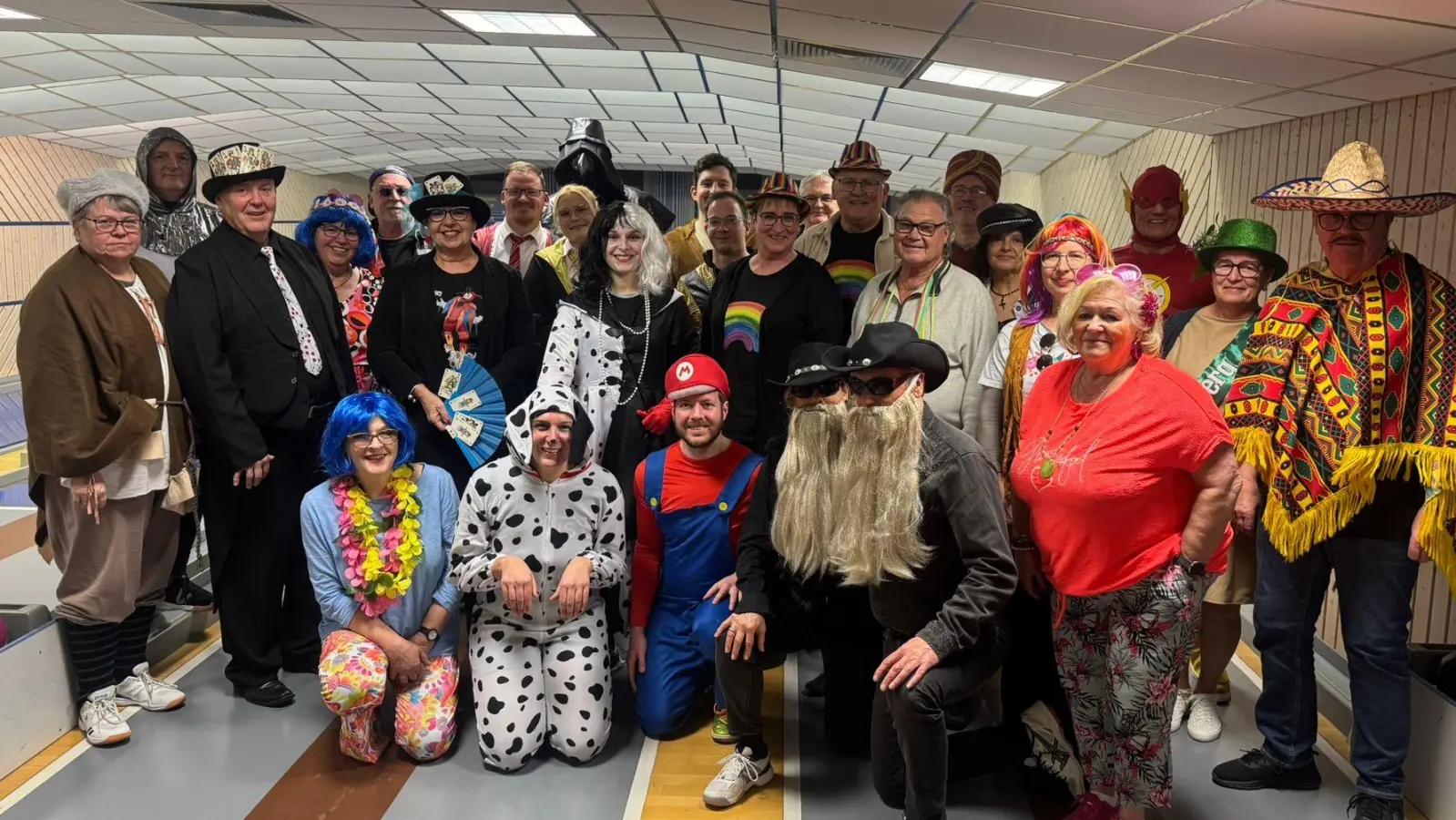 Gruppenfoto beim Faschingskegeln des SKC Bavaria Fortuna Waldsassen (Bild: Melanie Dellner)