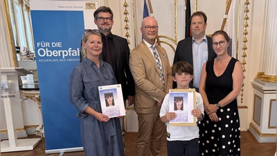 Landessieger Anton Heinrich mit seiner Betreuerin Kerstin Hironimus (rechts), Schulleiterin Karin Gleißner sowie den Vertretern der Regierung und Schulaufsicht. (Bild: Manfred Schmied)