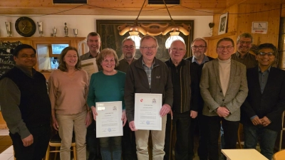 Von rechts: Pfarrer Joseph; rechts hinten PGR-Sprecher Uwe Heider, Fünfter von rechts Ruhestandspfarrer Siegfried Wölfel. Links im Bild Pater Martin zusammen mit gedankten ehrenamtlichen Mitarbeitern, sowie den alten und neuen Kirchenverwaltungsmitgliedern der Pfarrei Friedenfels. (Bild: Adrian Käß)