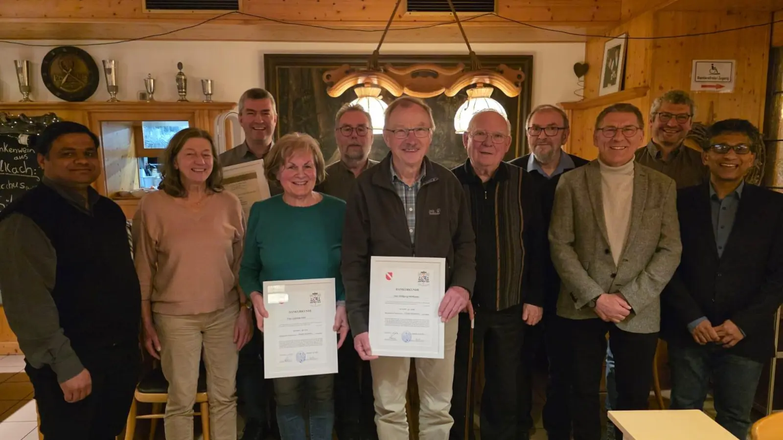 Von rechts: Pfarrer Joseph; rechts hinten PGR-Sprecher Uwe Heider, Fünfter von rechts Ruhestandspfarrer Siegfried Wölfel. Links im Bild Pater Martin zusammen mit gedankten ehrenamtlichen Mitarbeitern, sowie den alten und neuen Kirchenverwaltungsmitgliedern der Pfarrei Friedenfels. (Bild: Adrian Käß)