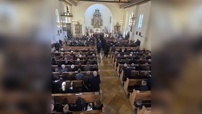 Requiem für den verstorbenen Pfarrvikar Andreas Reber in Lappersdorf. (Bild: Manuel Häffner)