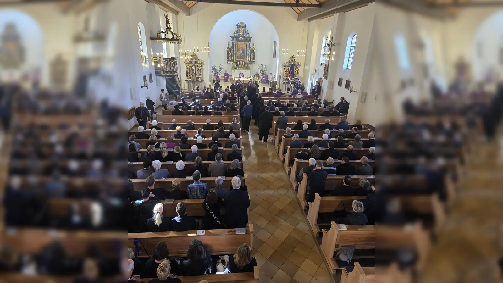 Requiem für den verstorbenen Pfarrvikar Andreas Reber in Lappersdorf. (Bild: Manuel Häffner)