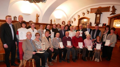 Im Bild die bei der Jahreshauptversammlung des Gerwig-Kreises Waldsassen geehrten Mitglieder mit dem neuen Vorsitzenden Michael Fortelny (links stehend) und dem bisherigen Vorsitzenden Manfred Brunner (sitzend links). (Bild: Hermann Müller)