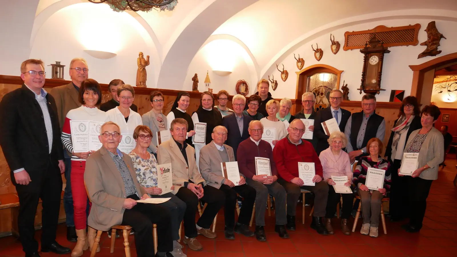 Im Bild die bei der Jahreshauptversammlung des Gerwig-Kreises Waldsassen geehrten Mitglieder mit dem neuen Vorsitzenden Michael Fortelny (links stehend) und dem bisherigen Vorsitzenden Manfred Brunner (sitzend links). (Bild: Hermann Müller)