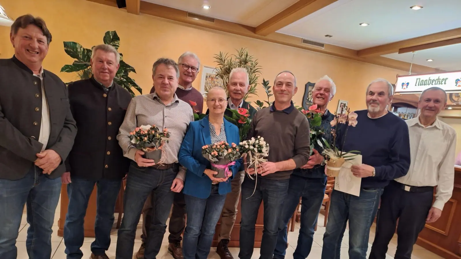 Die geehrten mit dem Vorsitzenden und Ehrengästen (Bild: Barbara Dirrigl)