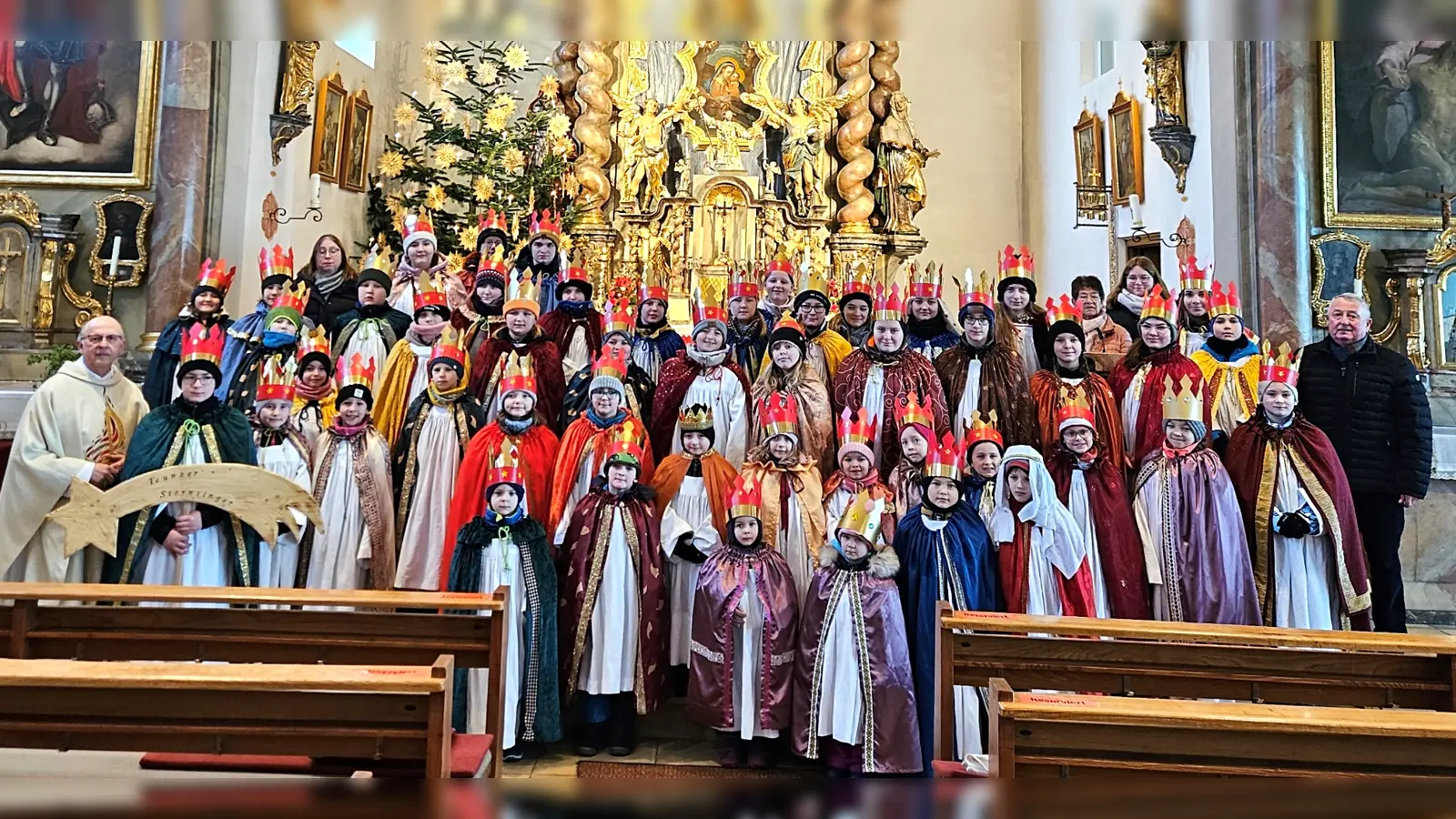 (Von links) Pfarrer Herbert Rösl, Christiane Hammer, Mesnerin Elfriede Krone, Theresa Hammer, Mesner Josef Pflug und die Sternsingerinnen und Sternsinger. (Bild: Theresa Hammer)