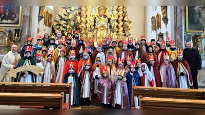 (Von links) Pfarrer Herbert Rösl, Christiane Hammer, Mesnerin Elfriede Krone, Theresa Hammer, Mesner Josef Pflug und die Sternsingerinnen und Sternsinger. (Bild: Theresa Hammer)