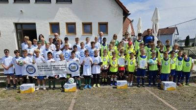 Die vier Jungen-Mannschaften nach der Grundschul-Landkreismeisterschaft auf dem Sportgelände des FV Vilseck (von links): 1. Auerbach, 2. Vilseck I, 3. Poppenricht und 4. Vilseck II mit (hinten, von links) Studienrätin Maria Danninger (Auerbach), Karl Heinz Grollmisch, Günter Simmerl, Susanne Engelhardt und Rektorin Janina Schmidt (beide Poppenricht) sowie Lehrer Alexander Merkl (Vilseck). (Bild: Christine Grollmisch)