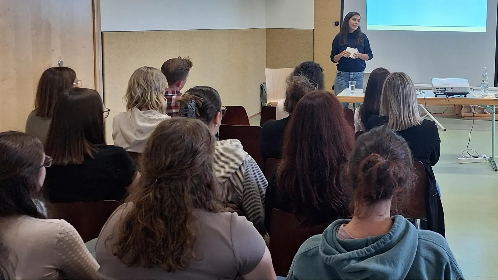 Frau Pielmeier von der KEB Regensburg referiert über Medienkonsum im Kindergarten St. Martin mit Krippe. (Bild: Kerstin Birner)
