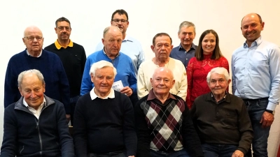 Den Gründungsmitgliedern Josef Jäger, Hugo Schwendner und Hans Götz (sitzend von links) sowie Anton Hofmann und Josef Hammer (Mitte, beide 60 Jahre) gratulierten die Bürgermeister Hans Ram (rechts) und Roland Müller (2.v.links) und die DJK-Vorsitzenden (Bild: Lothar Trager)