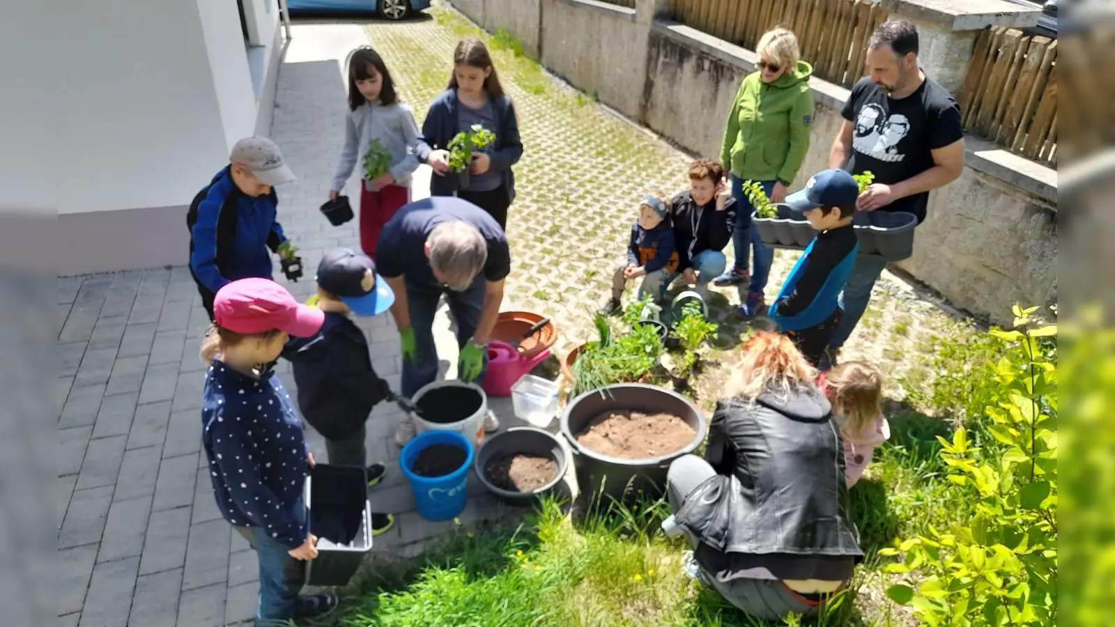  OGV Augsberg Kräuterpflanzen Kinder beim Erde mischen (Bild: Nikola Übler)