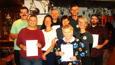 Die Vereinsschnupfermeister Lukas Scharl und Bianaca Hammer (von links) mit den Erstplatzierten und zweitem Vorsitzenden Stefan Kammerl (3.v. rechts) (Bild: Hans Wisgickl)
