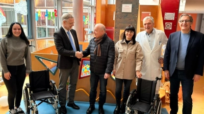  KNO-Vorstand Michael Hoffmann dankt Martin Staffe (Zweiter und Dritter von links) von „Lichtblicke e. V.“ für die Spende von kindgerechten Rollstühlen. Den Anstoß dazu hatten Daniela Thorn-Peetz (Dritte von rechts) und Friedrich Peterhans (rechts) gegeben. (Bild: Magdalena Reynolds)