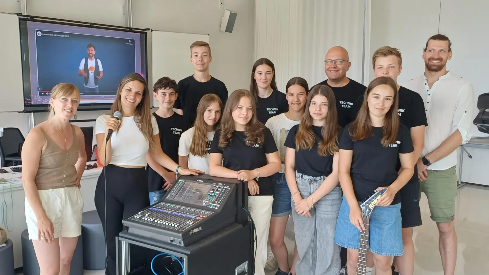 Schülertechnikteam (in schwarz), die neuen Anwärterinnen dafür und die Lehrkräfte der Fachschaft Musik mit Veranstaltungstechniker Jochen Robens (rechts) (Bild: Walter Thurn)