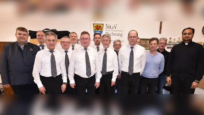Neue Vorstandschaft des Männergesangvereins Illschwang mit dem 1.Vorsitzenden Josef Geitner (8. von links), Bürgermeister Dieter Dehling (links) und Pfarrvikar Yeruva (rechts). (Bild: Norbert Weis)