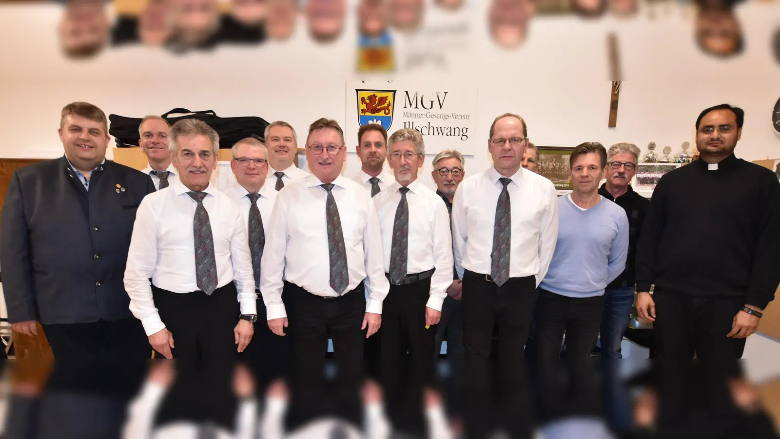 Neue Vorstandschaft des Männergesangvereins Illschwang mit dem 1.Vorsitzenden Josef Geitner (8. von links), Bürgermeister Dieter Dehling (links) und Pfarrvikar Yeruva (rechts). (Bild: Norbert Weis)