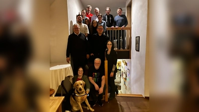 Die Eschenbacher Genossen mit Spitzenkandidatin Karolina Forster beim Abschlussfoto im Matth seim Wirtshaus (Bild: Romana Ott)