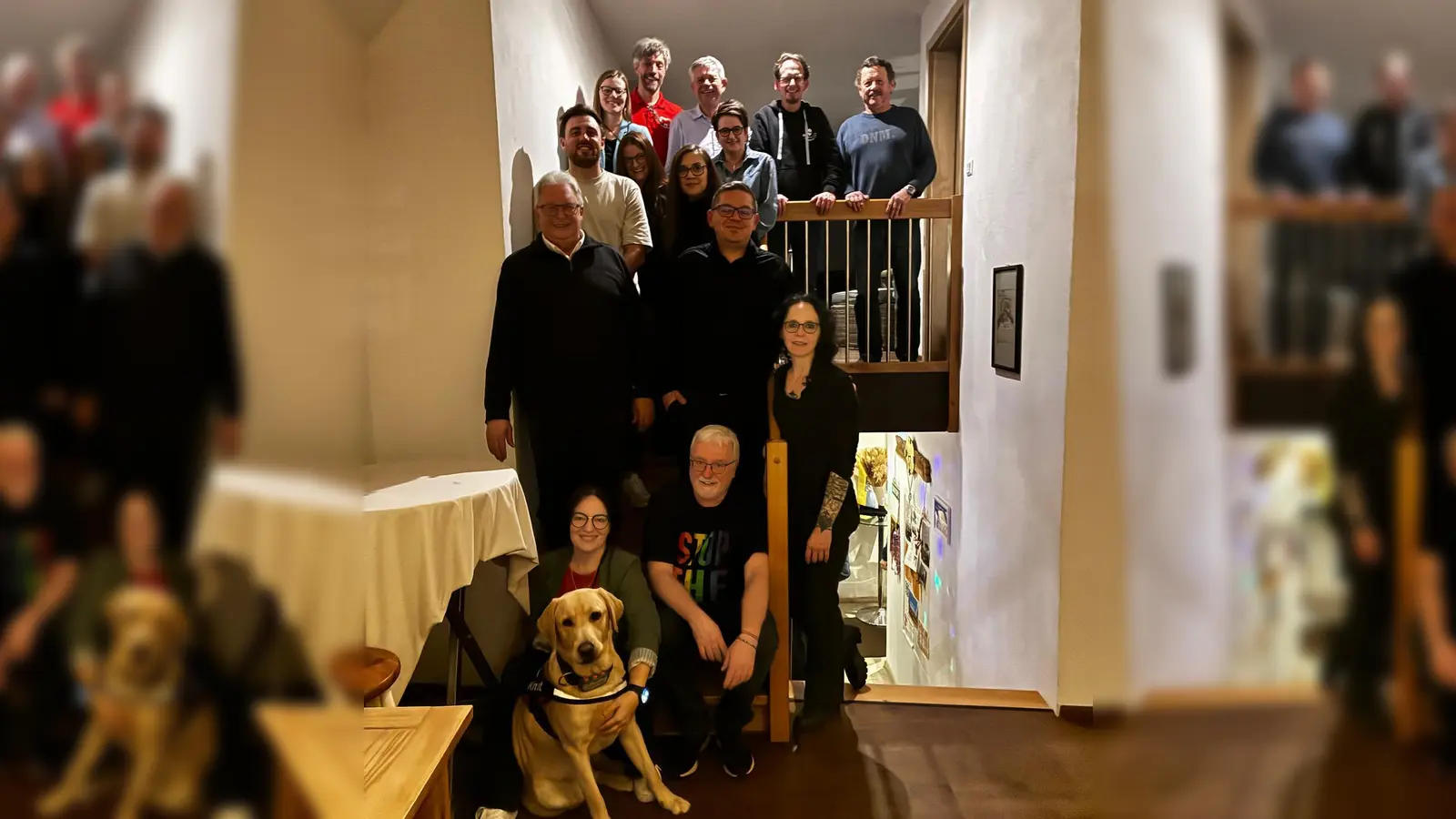 Die Eschenbacher Genossen mit Spitzenkandidatin Karolina Forster beim Abschlussfoto im Matth seim Wirtshaus (Bild: Romana Ott)