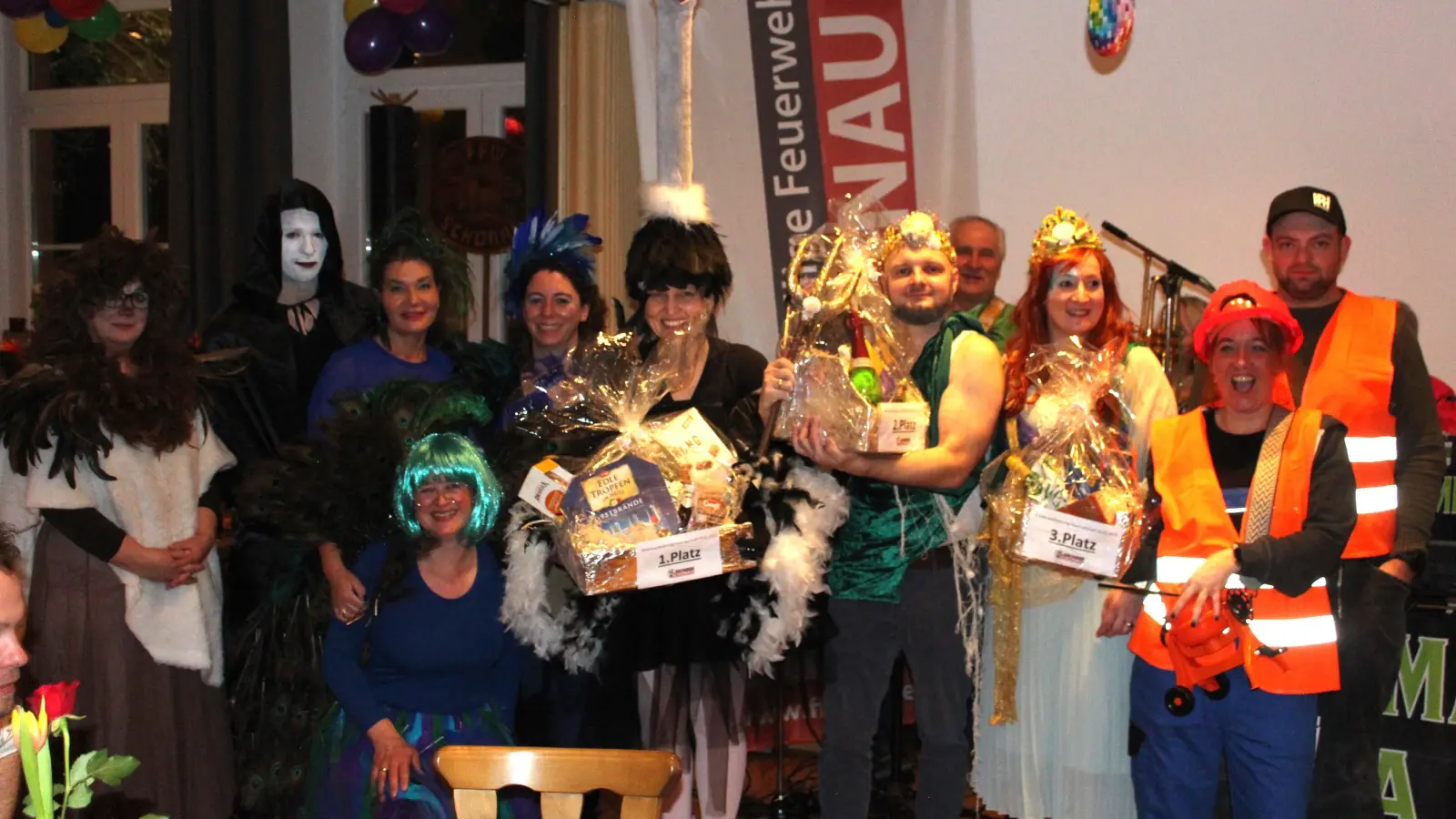 Bei der Maskenprämierung schafften es die bunten Vögel auf Platz 1, gefolgt von Neptun mit Meeresjungfrau und den rund 20 Bauarbeitern. (Bild: Nikolaus Scherr)