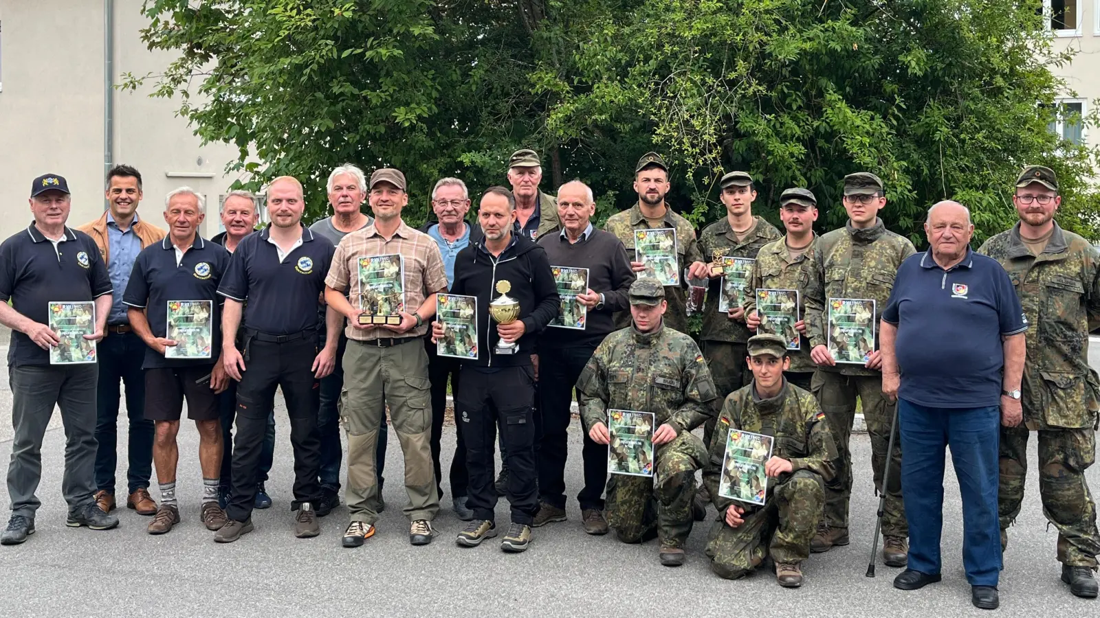 Den Erstplatzierten gratulierten Christian Schießl, Vorsitzender der KSK Oberviechtach (fünfter von links), Werner Müller, Vorsitzender der RK Oberviechtach (zweiter von rechts), sowie Oberleutnant Julian Holzinger als Vertreter der Soldaten (rechts). (Bild: André Naumann)