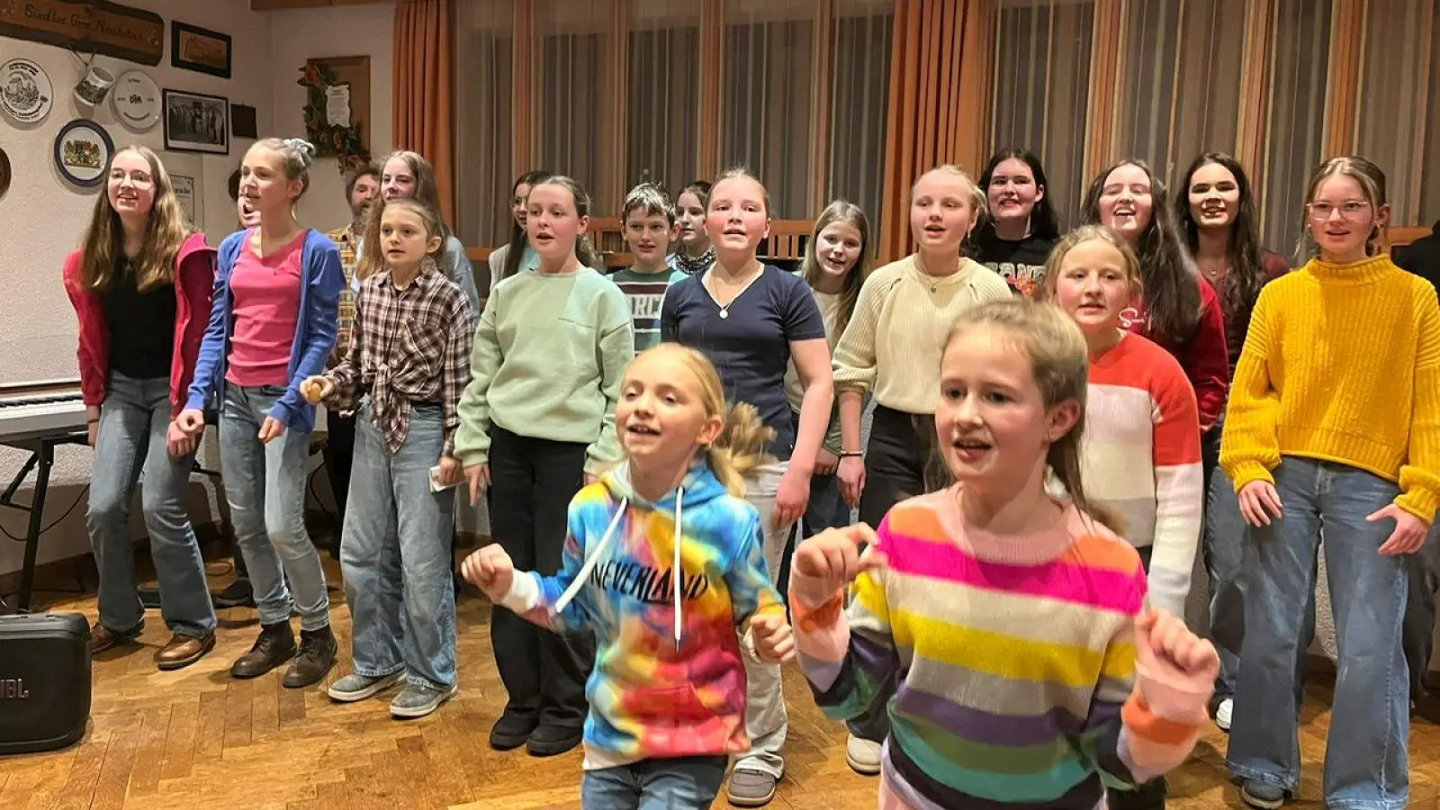Ministranten Neuhaus singen „Gute Laune” (Bild: Karlheinz Budnik)
