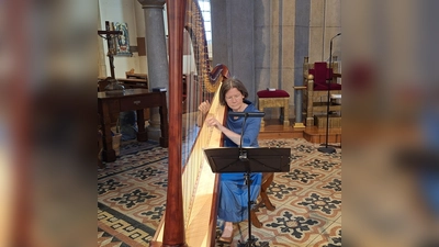 Letzte Auszeit vom Alltag: Veronika Miller-Wabra präsentierte zum Abschluss der „Punkt 12-Konzerte in St. Josef französische Harfenmusik. Das Instrument verbindet wohl wie kaum ein anderes Klang und Gefühl. (Bild: Martin Staffe)