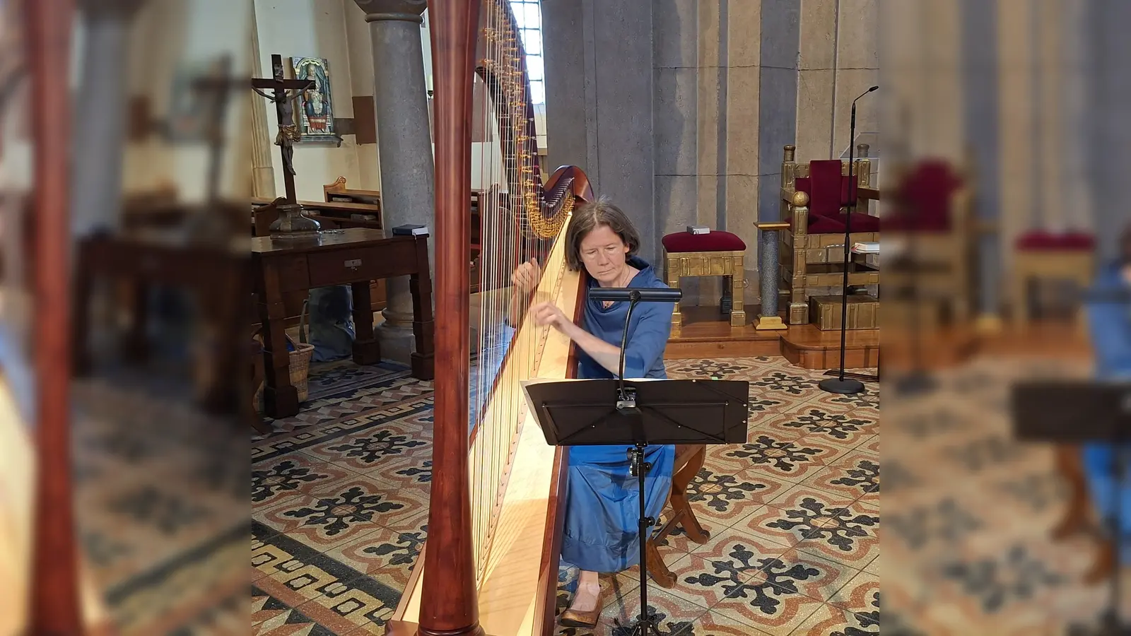 Letzte Auszeit vom Alltag: Veronika Miller-Wabra präsentierte zum Abschluss der „Punkt 12-Konzerte in St. Josef französische Harfenmusik. Das Instrument verbindet wohl wie kaum ein anderes Klang und Gefühl. (Bild: Martin Staffe)