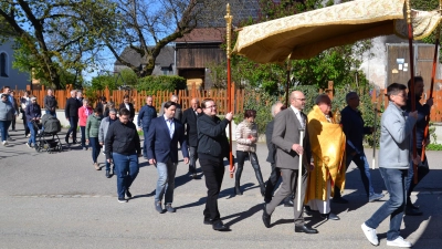 Die Expositur Etzgesrieth feierte ihr Patrozinium Sankt Georg mit einem Festgottesdienst und einem Umzug durch den Ort.  (Bild: Peter Garreiss)