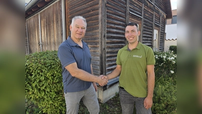 Der neue Förster für die Gemeinden Ebermannsdorf, Ensdorf, Rieden und Schmidmühlen Julian Neidl und sein Amtsvorgänger Anton Preischl (links im Bild). (Bild: Sven Grünert)