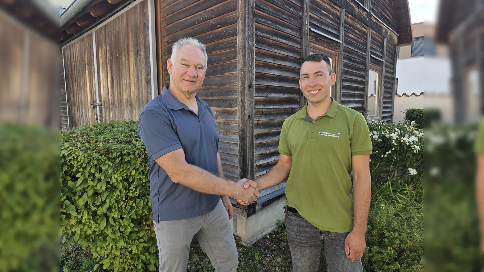 Der neue Förster für die Gemeinden Ebermannsdorf, Ensdorf, Rieden und Schmidmühlen Julian Neidl und sein Amtsvorgänger Anton Preischl (links im Bild). (Bild: Sven Grünert)
